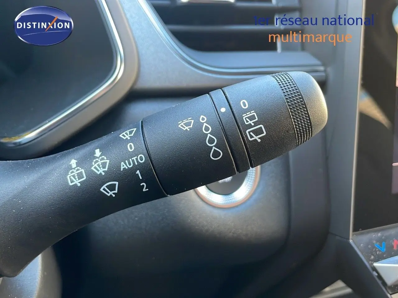 Gros plan sur la commande des essuie-glaces du Renault Captur E-Tech bleu iron métal avec toit noir, intérieur noir.