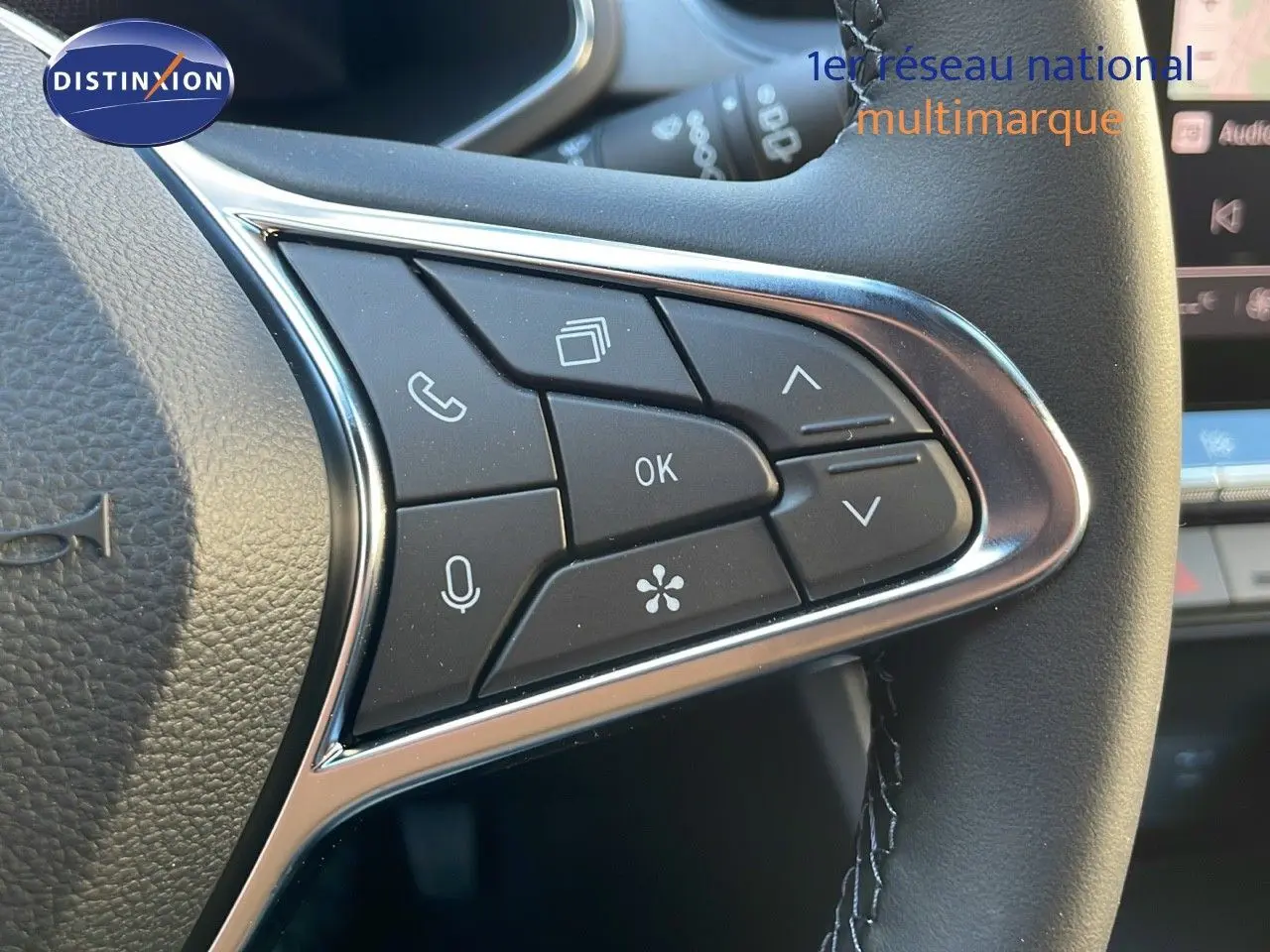 Gros plan sur les commandes multifonctions à droite du volant du Renault Captur E-Tech hybride 2025, finition Technno.