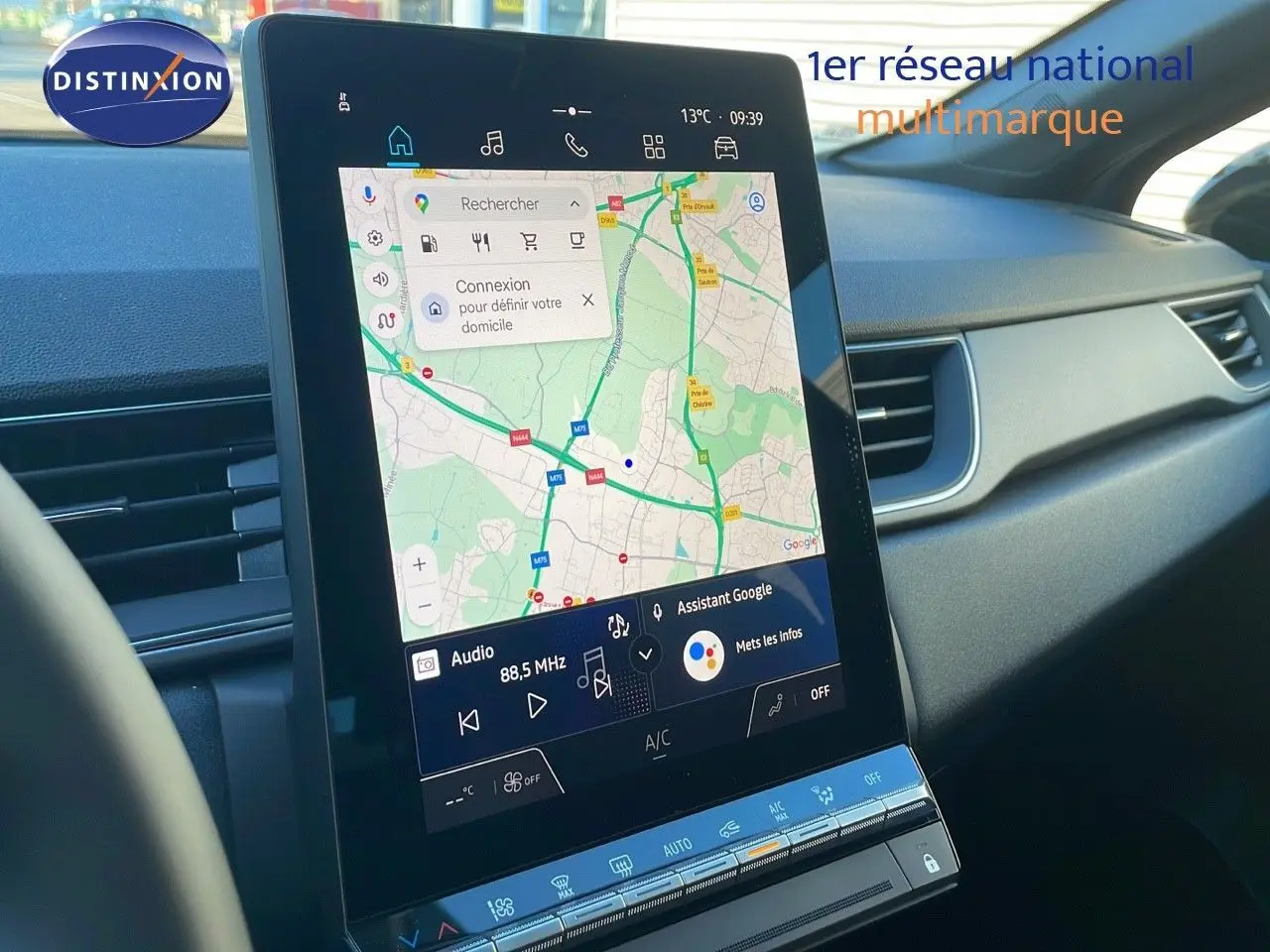 Écran tactile central avec navigation GPS dans l’habitacle d’un Renault Captur E-Tech hybride 2025.