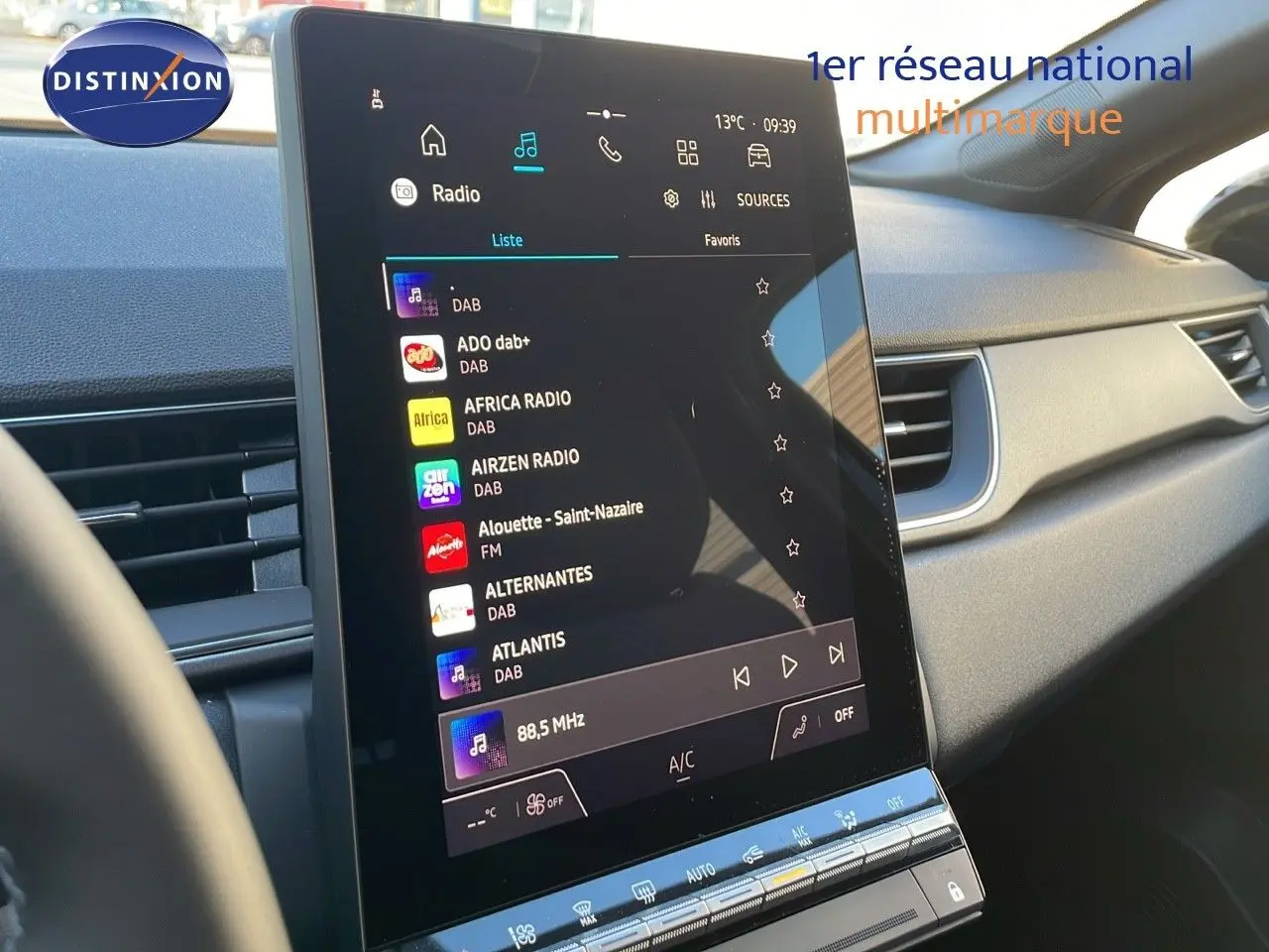 Écran tactile central du tableau de bord du Renault Captur E-Tech Hybrid 2025, ambiance intérieure moderne.