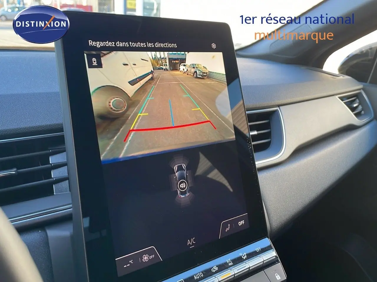 Écran central affichant la caméra de recul du Renault Captur E-Tech Hybrid 2025, intérieur noir moderne et épuré.