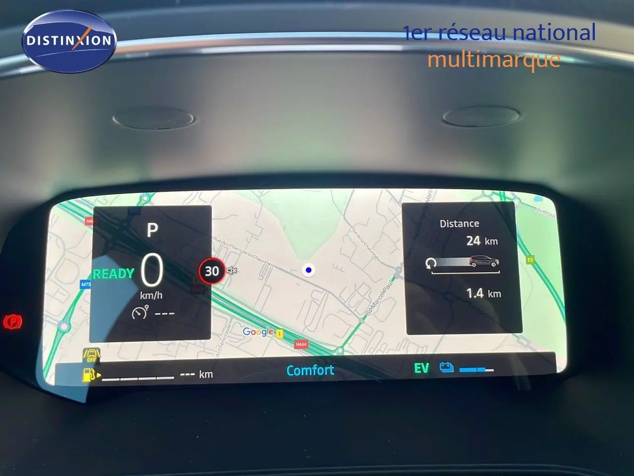Tableau de bord numérique du Renault Captur E-Tech Hybrid 2025 affichant la navigation et la vitesse à l'arrêt.