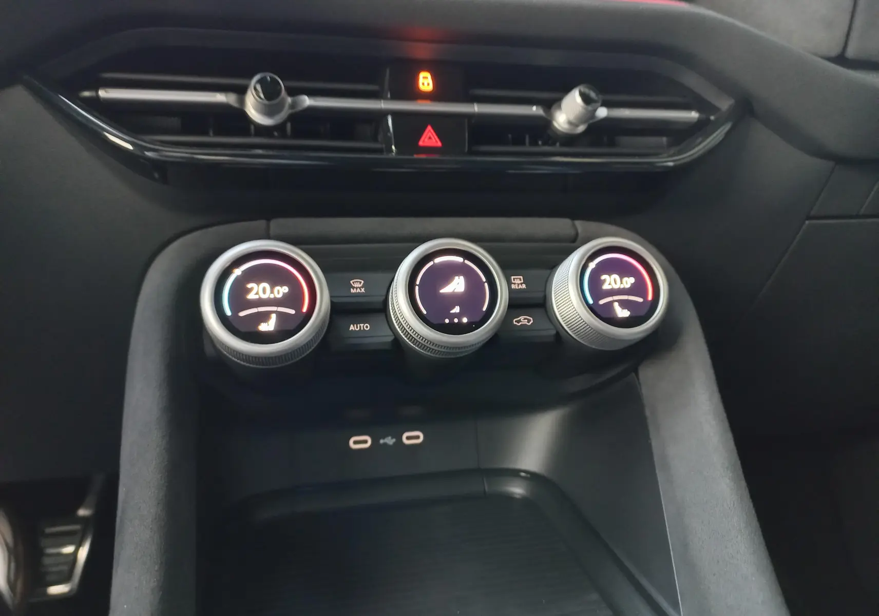 Gros plan sur les commandes de climatisation digitale du Skoda Kodiaq Bleu RS 2024, avec réglages à 20°C.