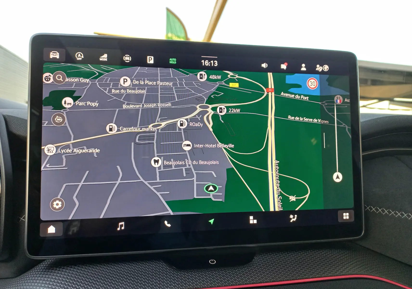 Écran tactile du système de navigation du Skoda Kodiaq Bleu RS 2024, affichant une carte détaillée en intérieur.