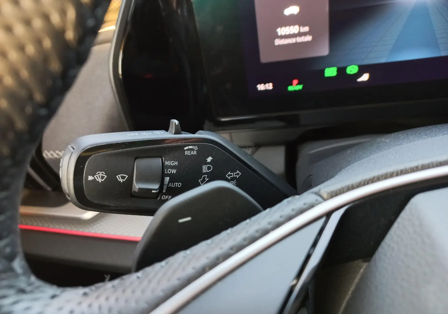 Gros plan sur la commande d’essuie-glace à gauche du volant dans l’habitacle du Skoda Kodiaq Bleu RS 2024.