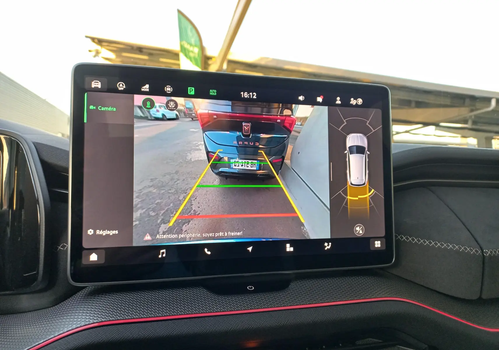 Vue intérieure de l'écran multimédia affichant la caméra de recul d'un Skoda Kodiaq Bleu RS, avec guidage de stationnement.