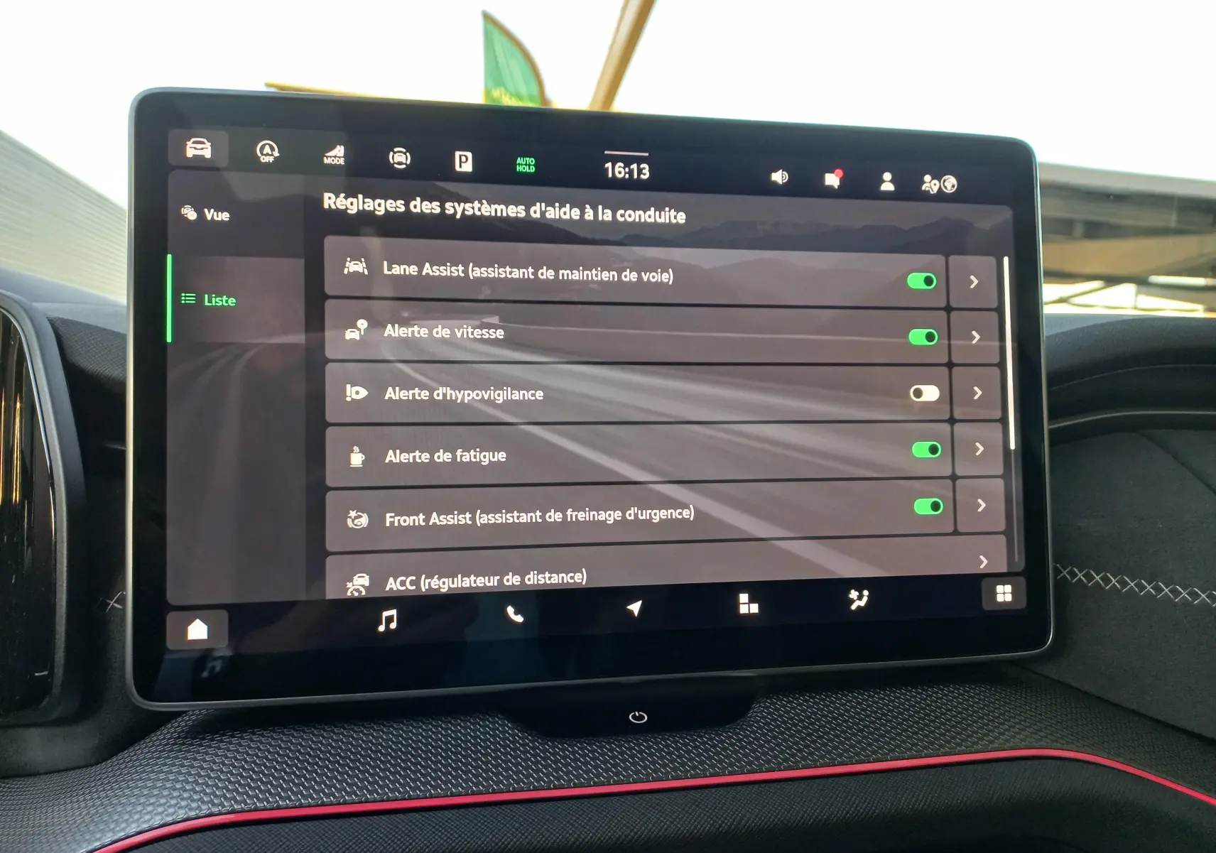 Écran tactile central du Skoda Kodiaq 2024 affichant les réglages des aides à la conduite dans l’habitacle.