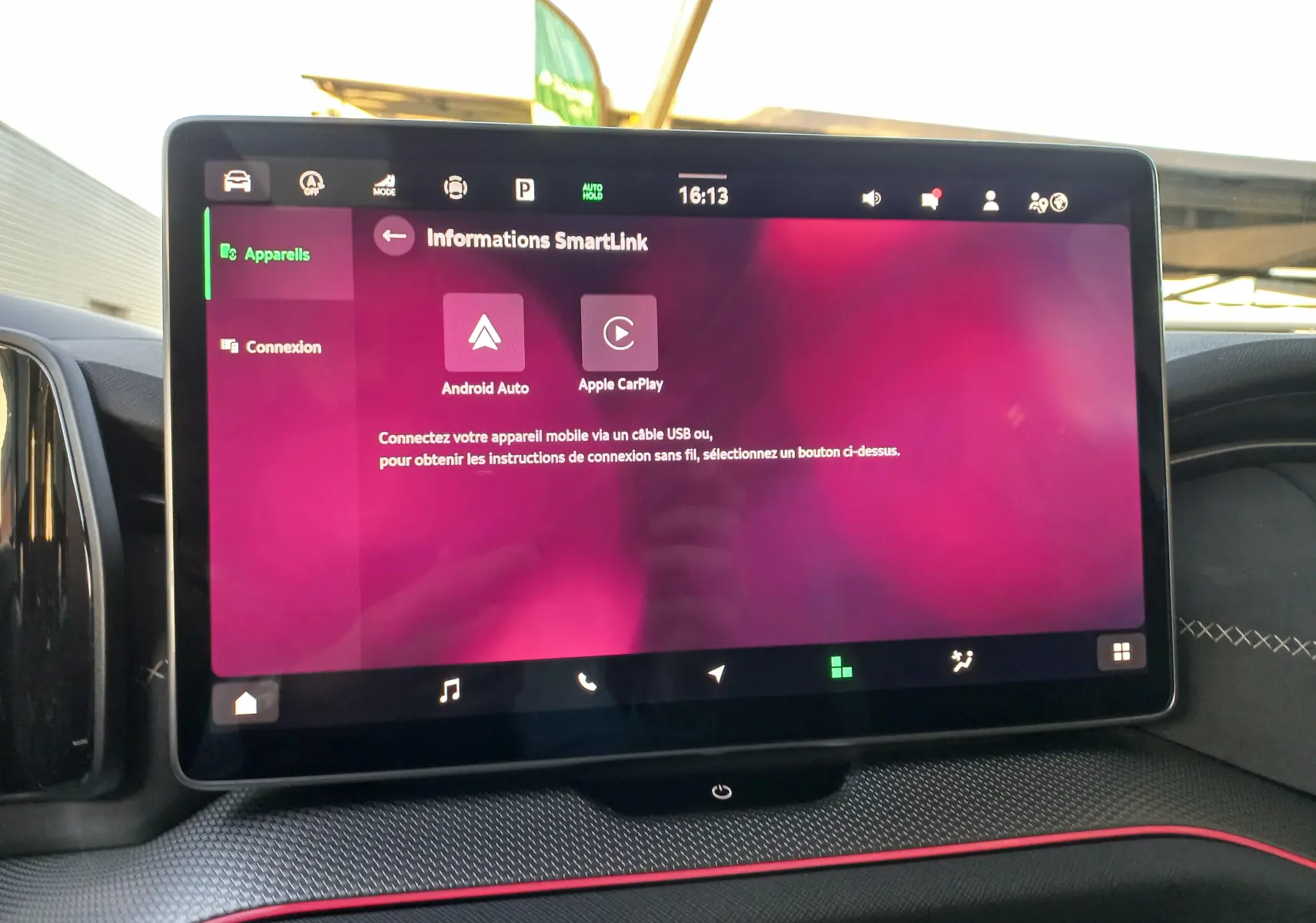 Écran tactile central affichant les options SmartLink dans l’habitacle du Skoda Kodiaq Bleu RS 2024.