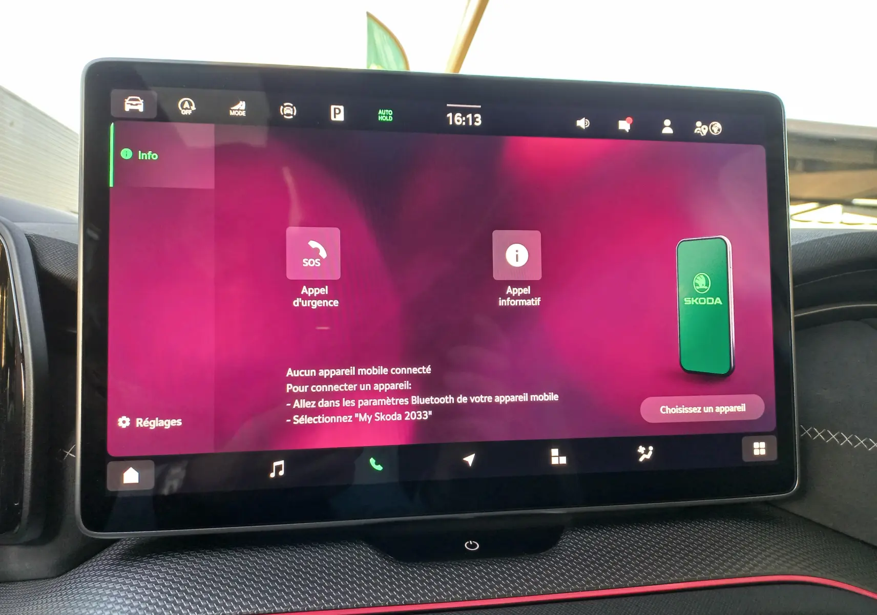 Écran tactile central du Skoda Kodiaq 2024 affichant les options d'appel d'urgence et de connexion Bluetooth.