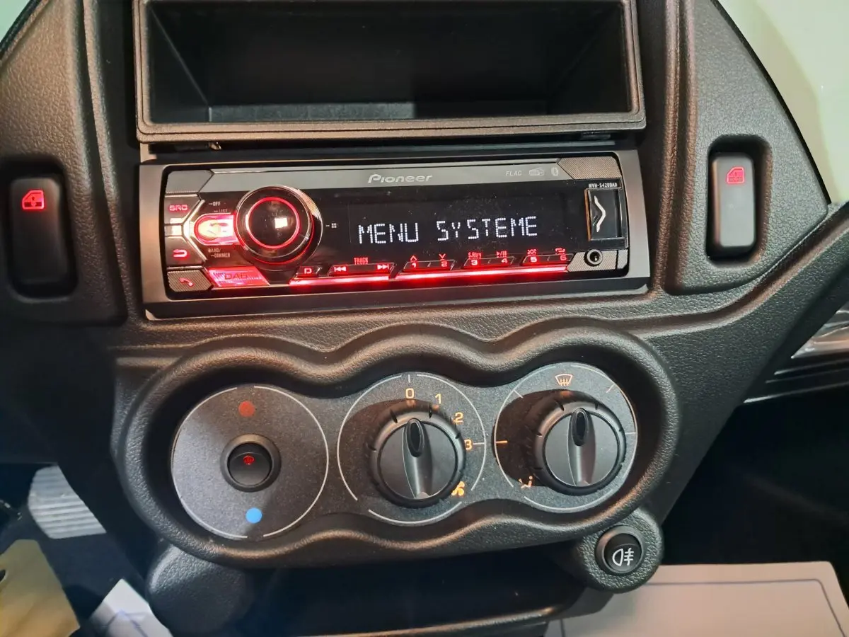 Tableau de bord de l'AIXAM MINAUTO E chic 2026 avec autoradio Pioneer et commandes de climatisation en gros plan.