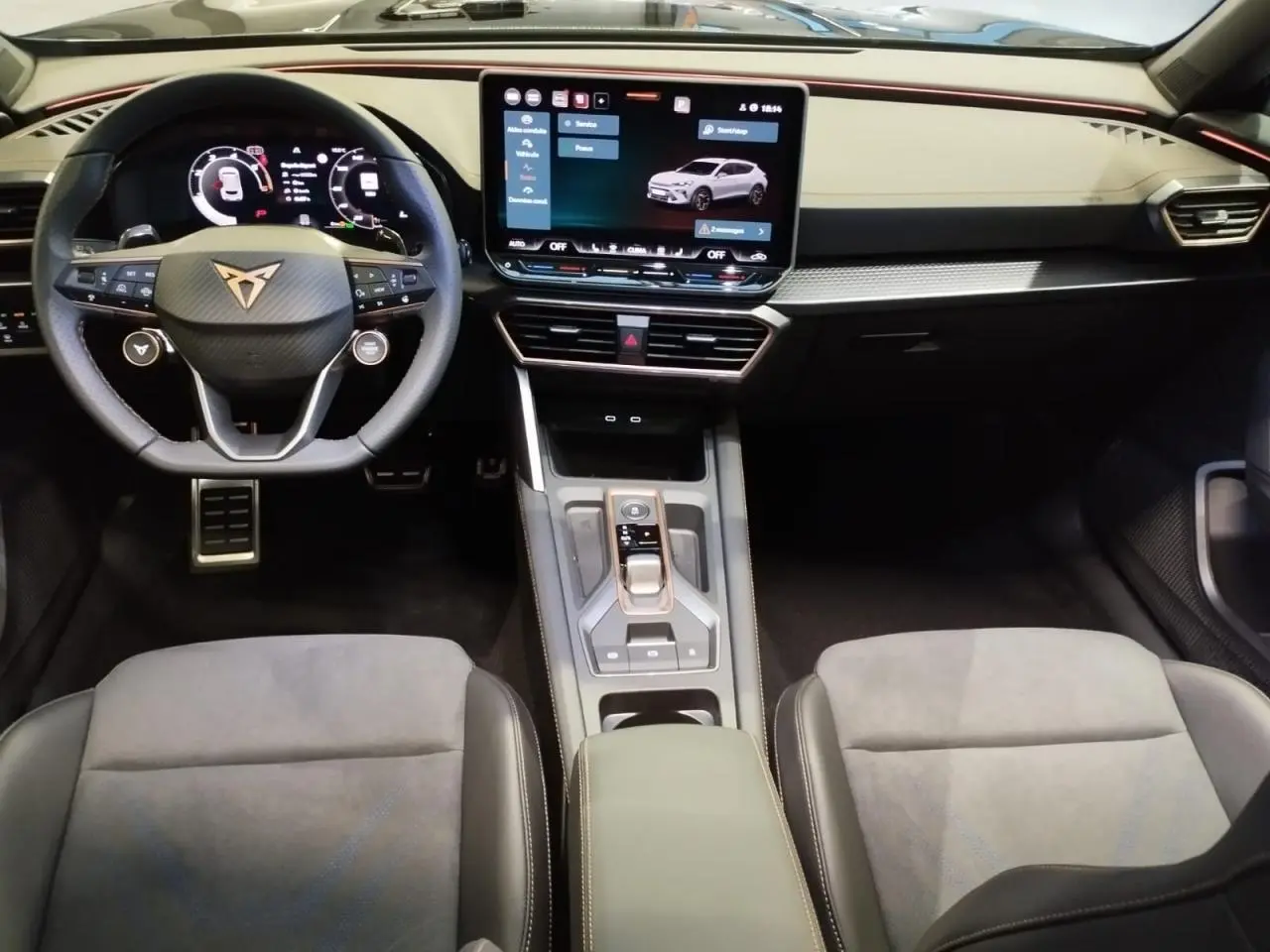 Vue intérieure avant du CUPRA Formentor 2.0 TDI 2026, tableau de bord noir avec écran tactile et volant sport cuir.