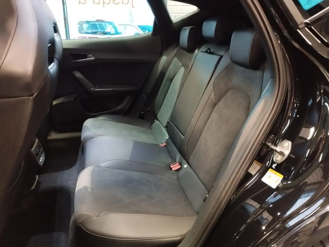 Vue intérieure côté droit des sièges arrière en suédine et cuir noir du CUPRA Formentor 2.0 TDI 2026.