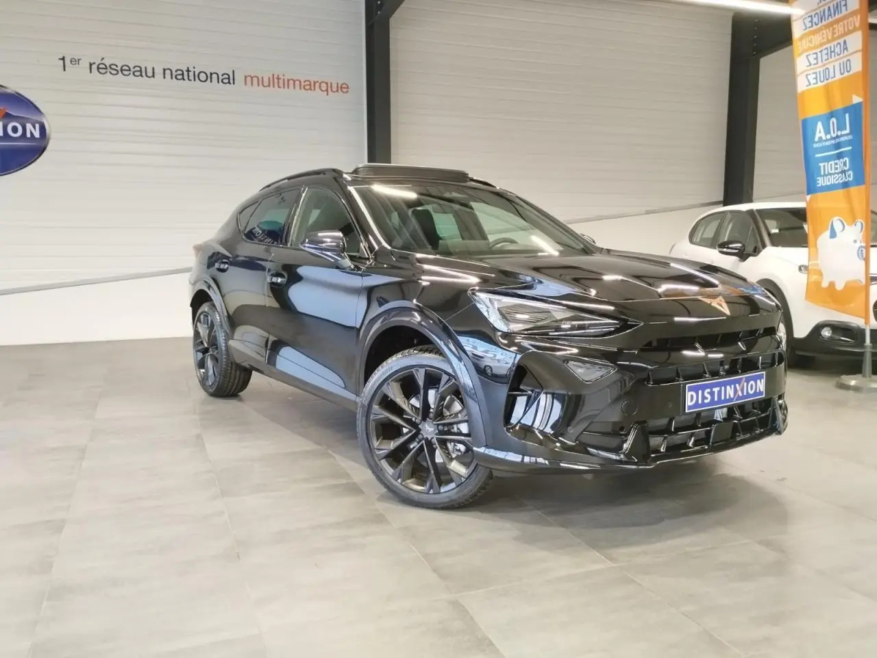 Vue 3/4 avant droite du CUPRA Formentor noir métal avec jantes alliage noires et signature lumineuse Tri-LED visible.