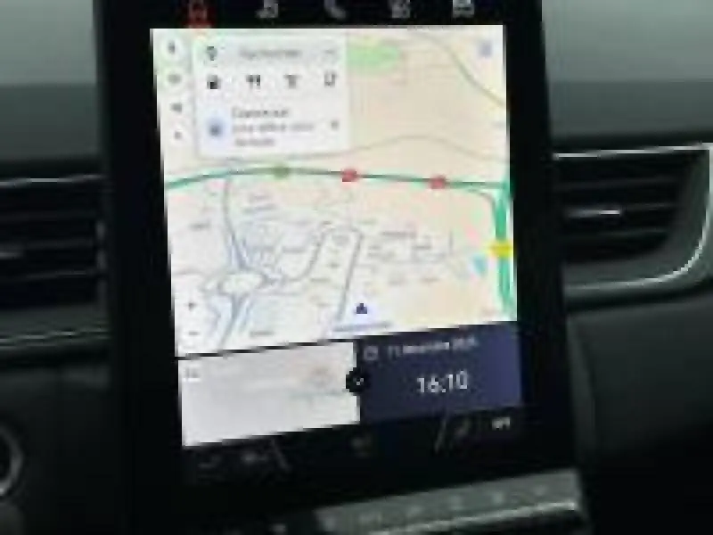 Écran tactile central affichant la navigation GPS dans l’habitacle du Renault Captur rouge 2025.