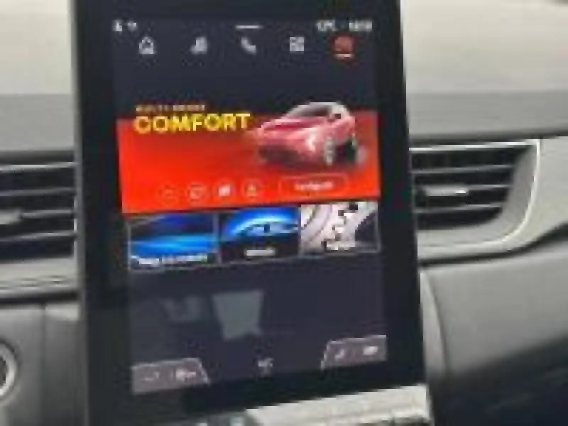 Écran tactile central affichant un mode de conduite avec illustration d'un Renault Captur rouge vue de face.