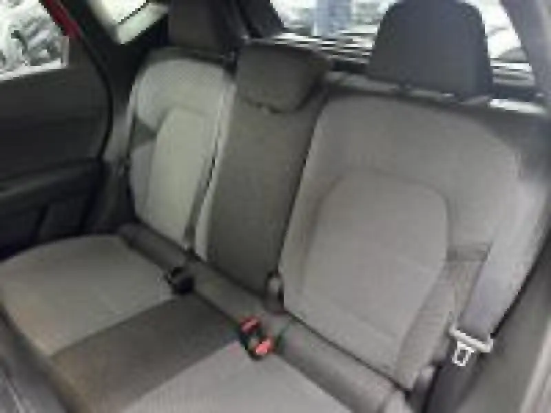 Vue intérieure de la banquette arrière grise du Renault Captur 2025, avec ceintures de sécurité visibles.