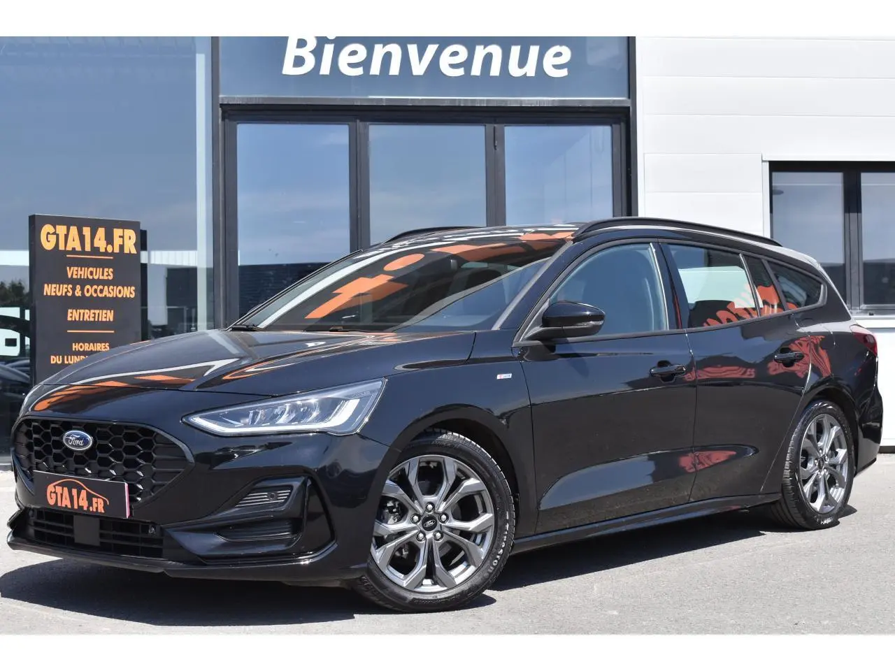 Ford Focus SW 1.5 EcoBlue 115 ST LINE X en Agate Black, vue 3/4 avant côté gauche, jantes alliage et calandre noire.