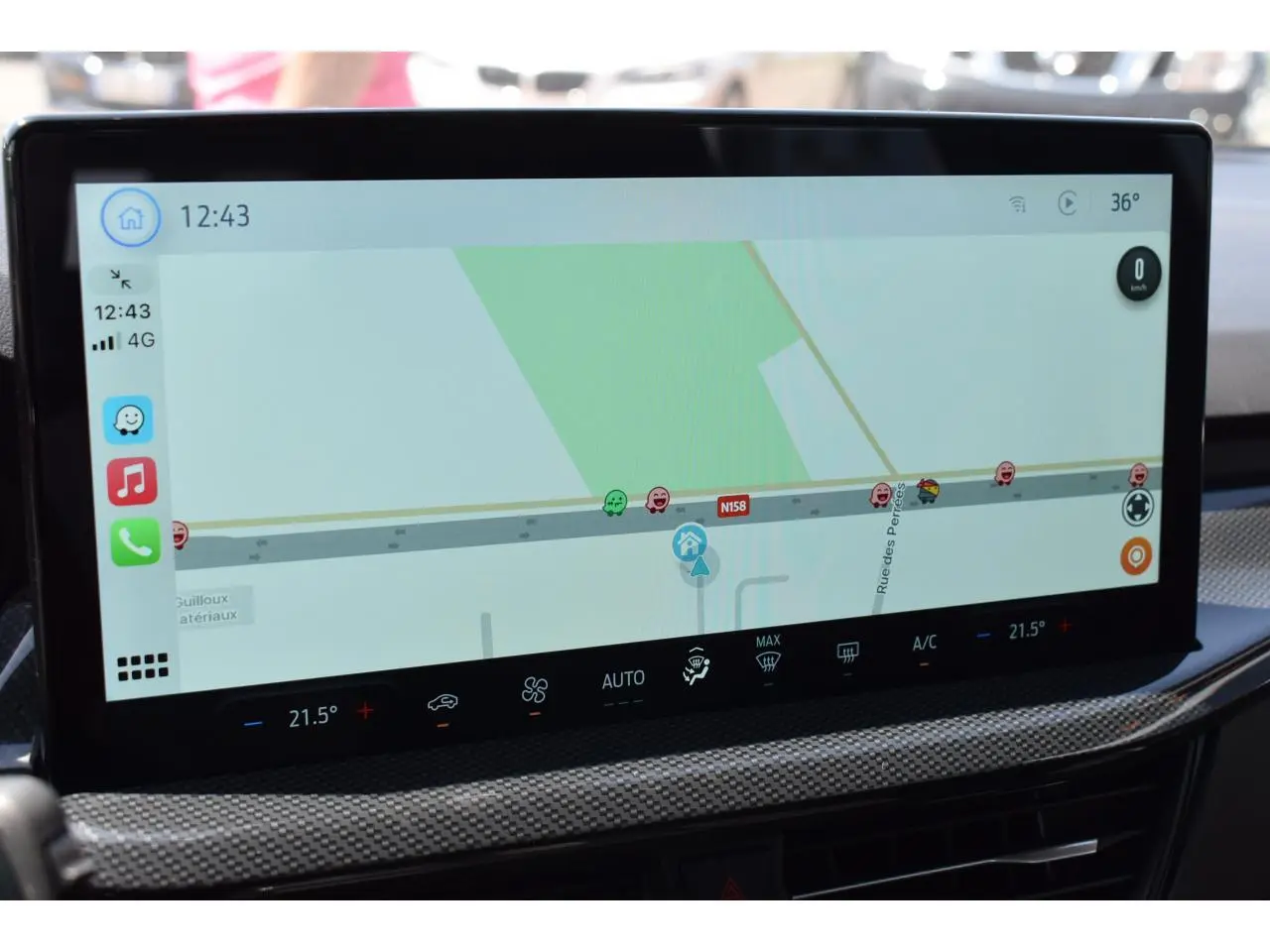 Écran tactile central de la Ford Focus SW 2025 affichant la navigation, avec finition intérieure en carbone.