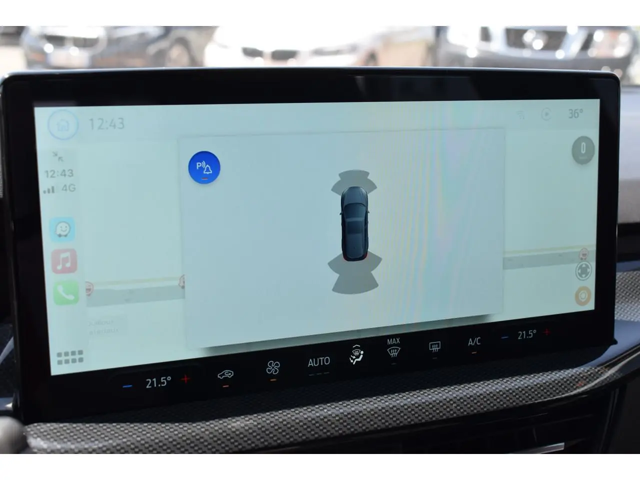 Écran tactile intérieur de la Ford Focus SW 2025 affichant l'aide au stationnement avec vue du véhicule en Agate Black Metallic.