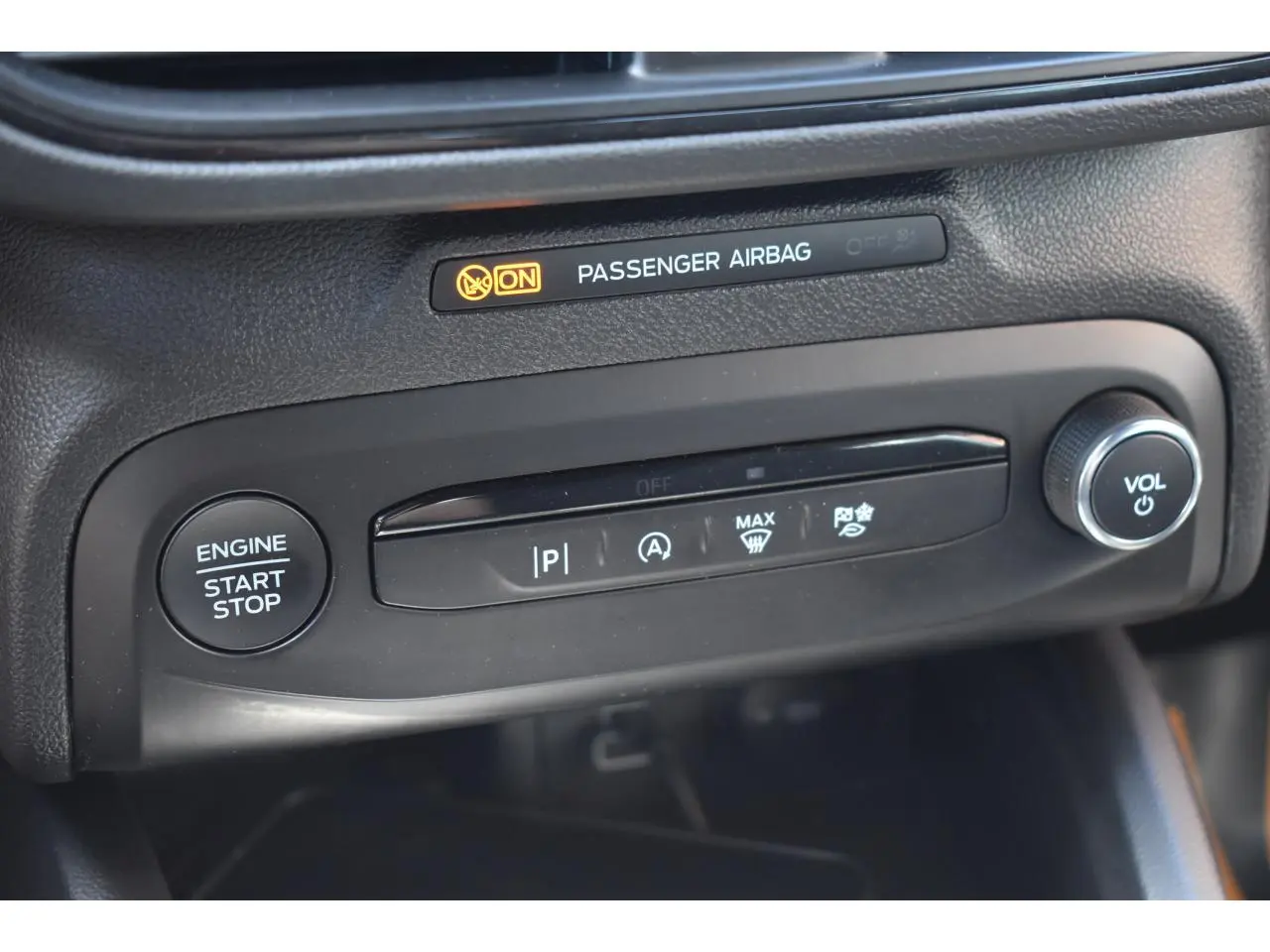 Gros plan sur la console centrale de la Ford Focus SW 2025, avec bouton start/stop et commandes multimédia.