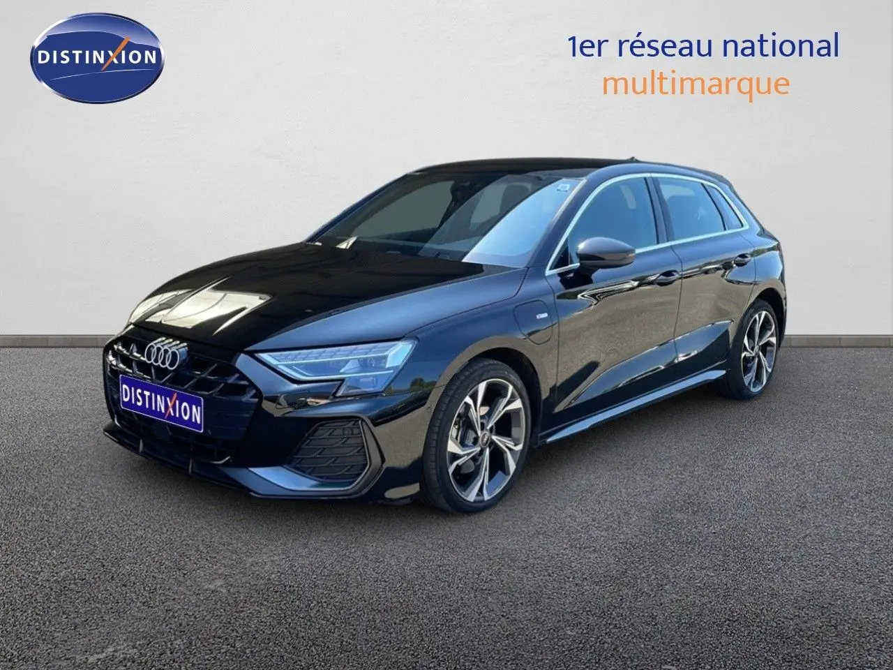 Audi A3 Sportback 40 TFSIe noir mito metal en 3/4 avant droit, finition S-Line avec jantes alliage distinctives.