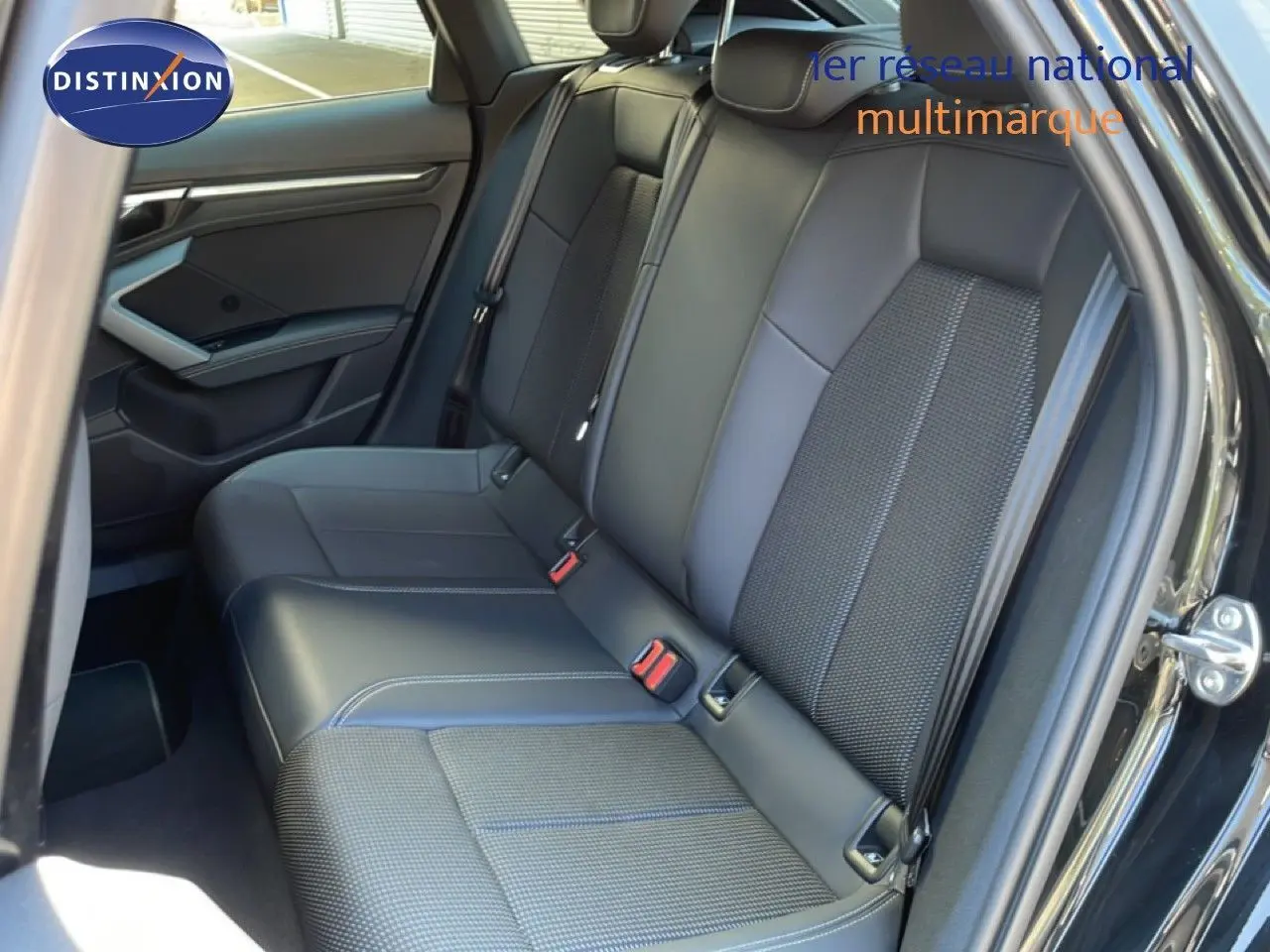 Vue intérieure de la banquette arrière en cuir noir de l'Audi A3 Sportback 40 TFSIe 2025, porte arrière ouverte.