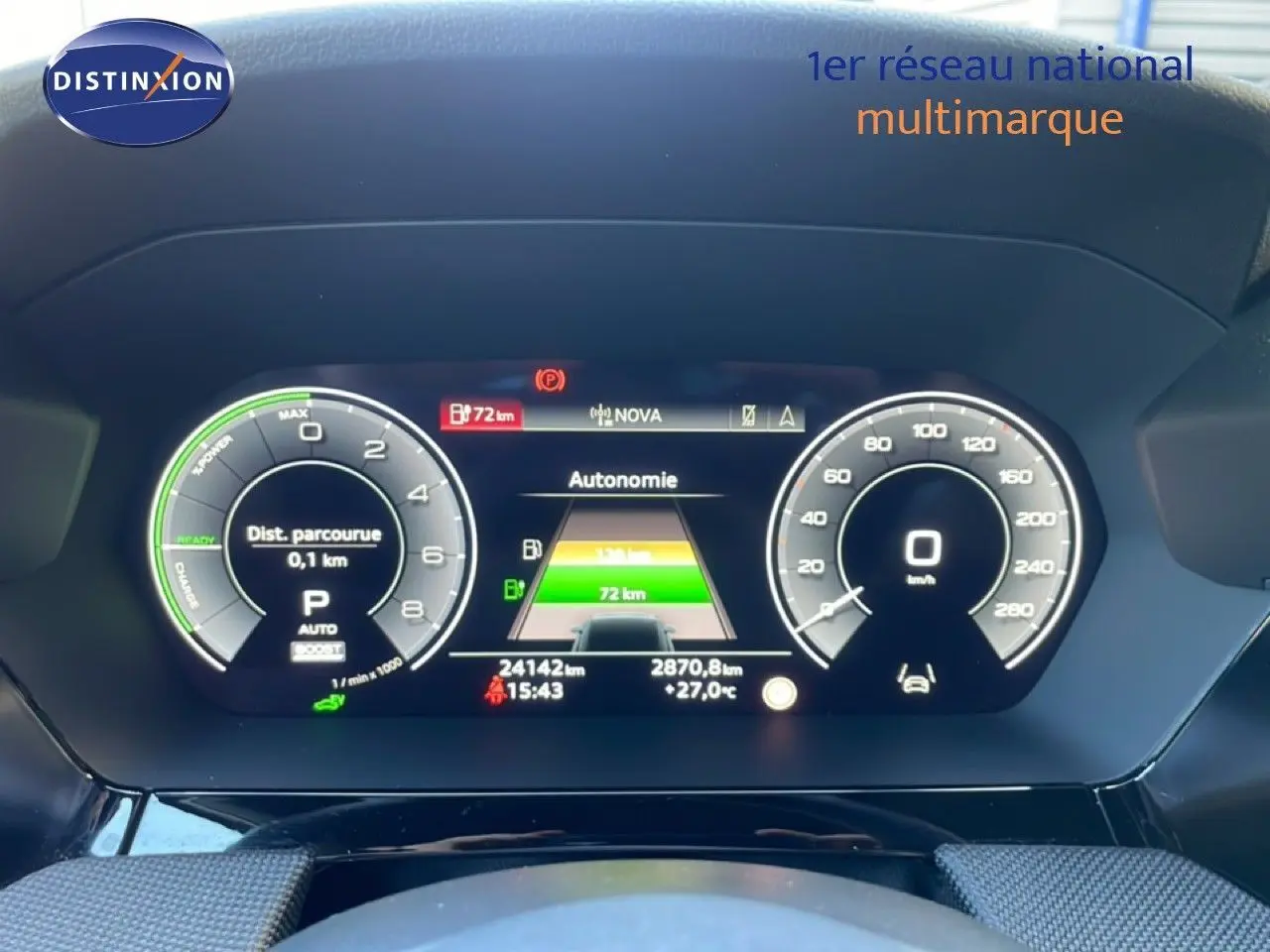 Vue rapprochée du tableau de bord numérique de l'Audi A3 Sportback noir, affichant autonomie et vitesse à 0 km/h.