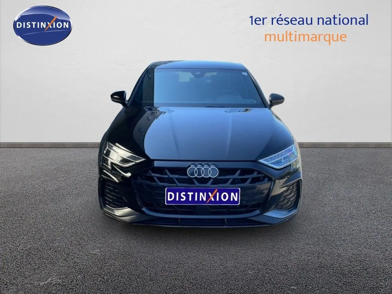 Vue frontale d'une Audi A3 Sportback noire Mito Metal 2025 avec calandre large et phares LED distinctifs.
