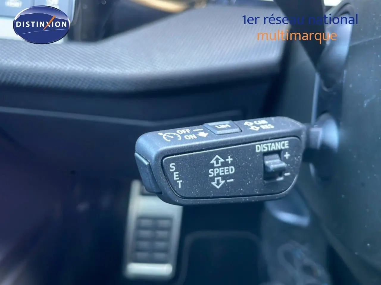 Gros plan sur la commande de régulateur de vitesse adaptatif dans l’Audi A3 Sportback noir mito metal, intérieur côté gauche.