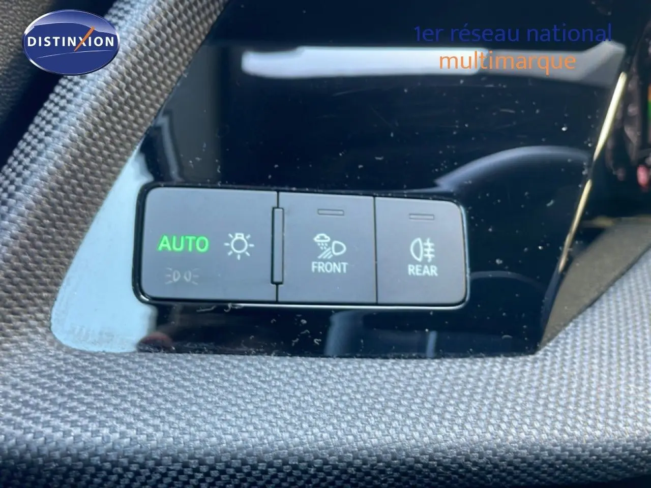 Gros plan sur les commandes d’éclairage avec fonction auto, antibrouillard avant et arrière, sur Audi A3 Sportback noir Mito Metal 2025.