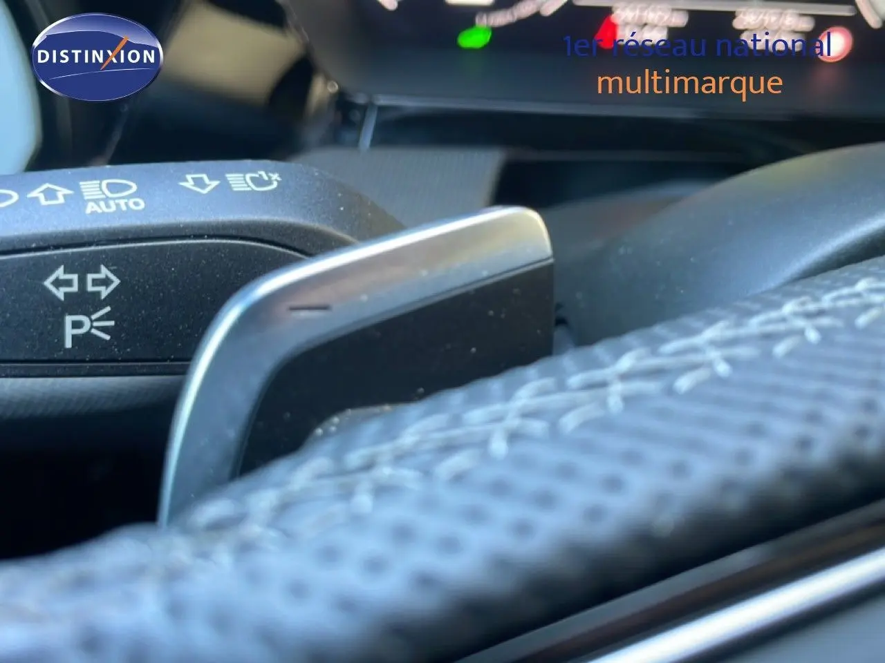 Gros plan sur la palette de changement de vitesse et le volant en cuir perforé de l'Audi A3 Sportback noir Mito Metal.