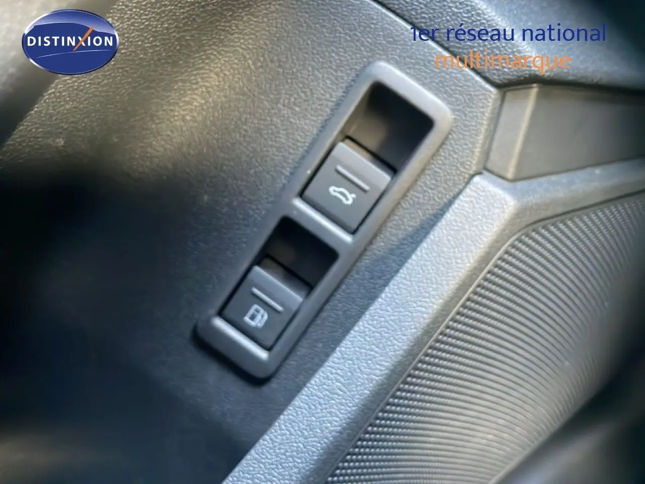 Gros plan sur les boutons d’ouverture du coffre et de la trappe à carburant dans l’habitacle noir de l’Audi A3 Sportback 2025.