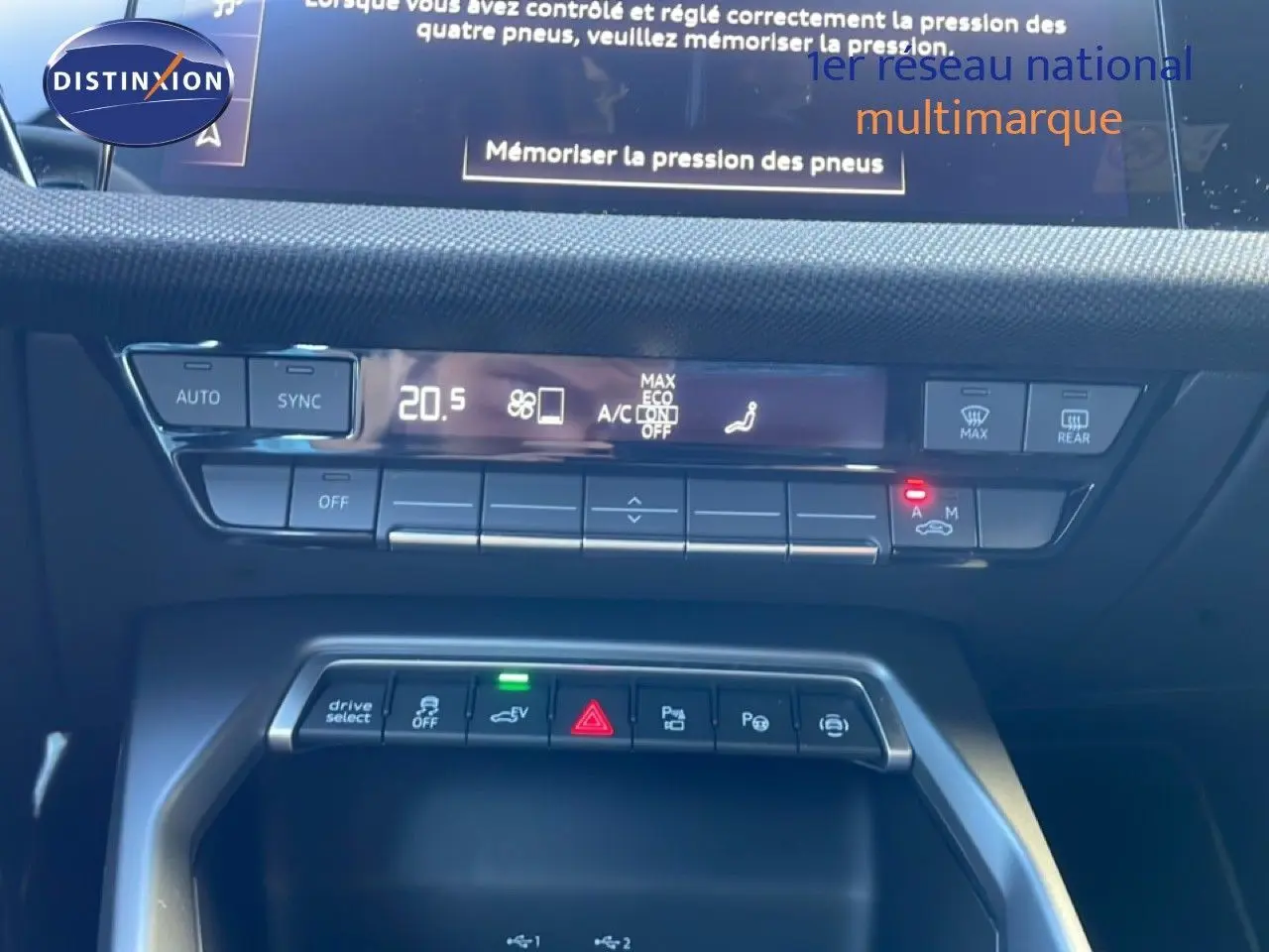 Gros plan sur la console centrale de l’Audi A3 Sportback 40 TFSIe noire, montrant les commandes climatisation et fonctions assistées.