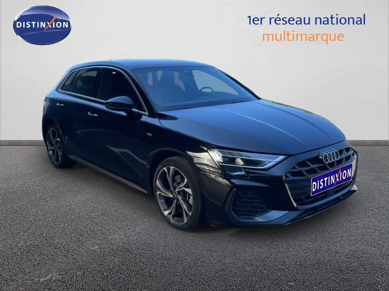 Audi A3 Sportback 40 TFSIe S-Line noir mito metal vue 3/4 avant, mettant en valeur ses jantes et phares LED distinctifs.