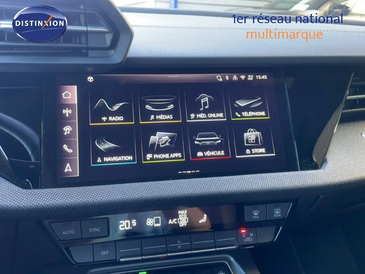 Vue rapprochée de l’écran tactile central et de la console de l’Audi A3 Sportback noire, affichant les options multimédias et climatisation.