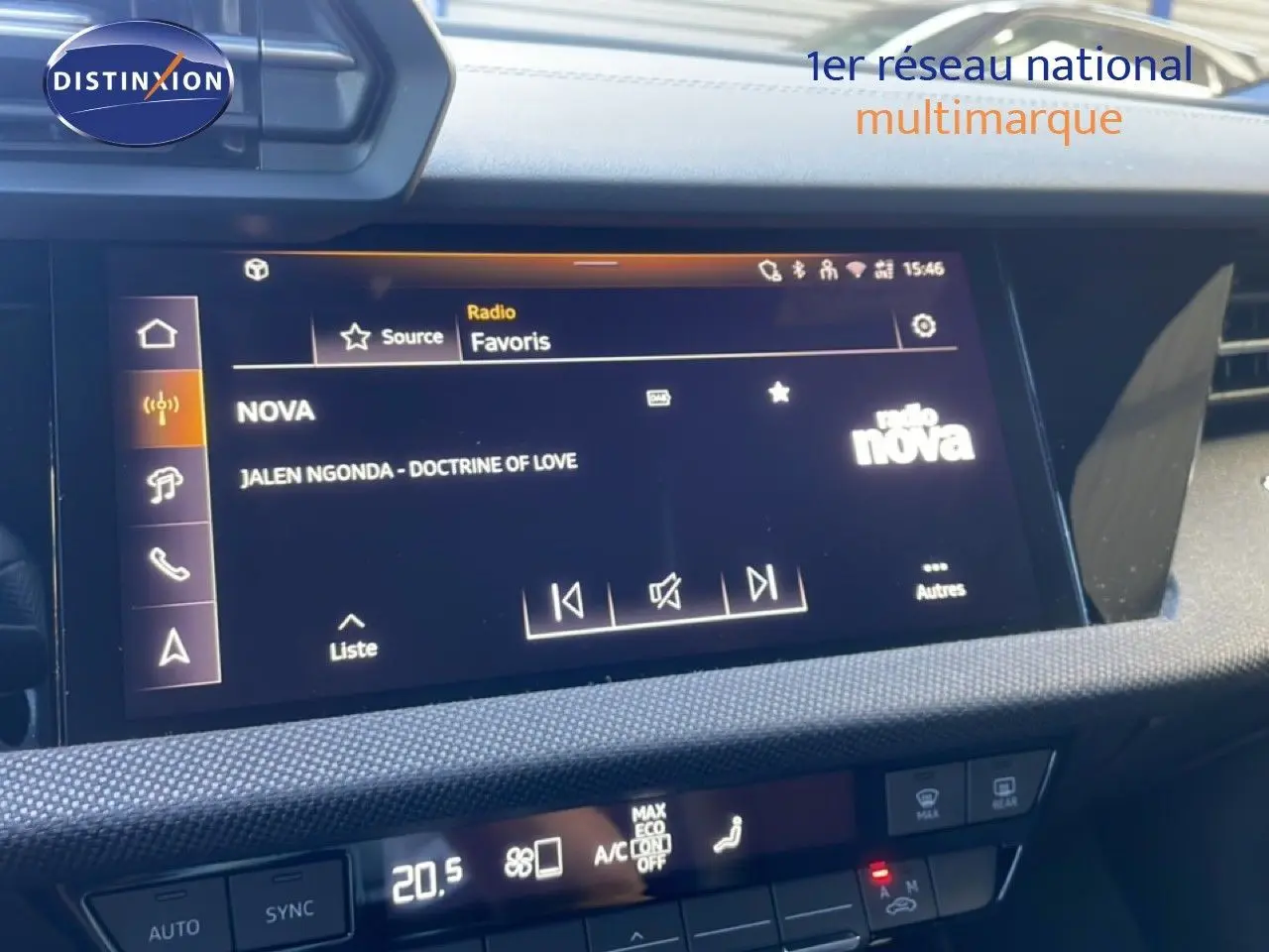 Vue rapprochée de l’écran tactile central de l’Audi A3 Sportback 2025 noir Mito Metal affichant la radio Nova.