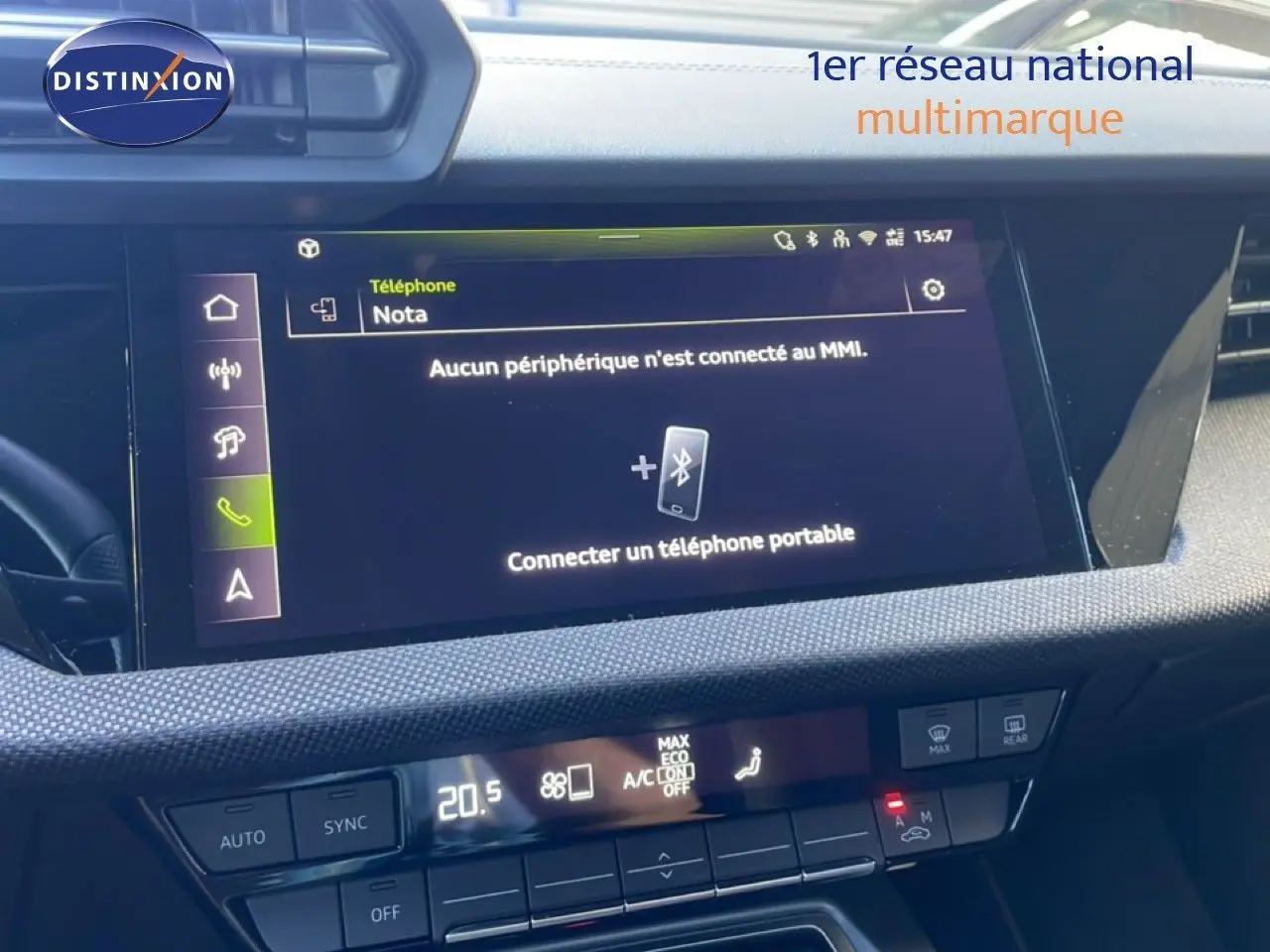 Vue rapprochée de l’écran tactile central et de la console de l’Audi A3 Sportback 40 TFSIe noir mito metal, intérieur moderne.