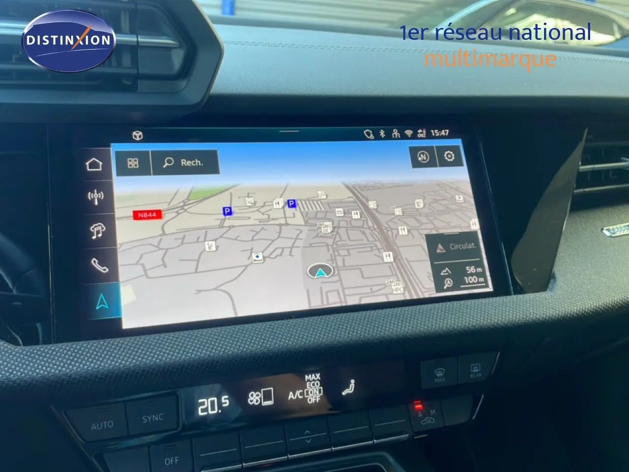 Vue rapprochée de l’écran tactile central du tableau de bord de l’Audi A3 Sportback noir, affichant la navigation GPS.