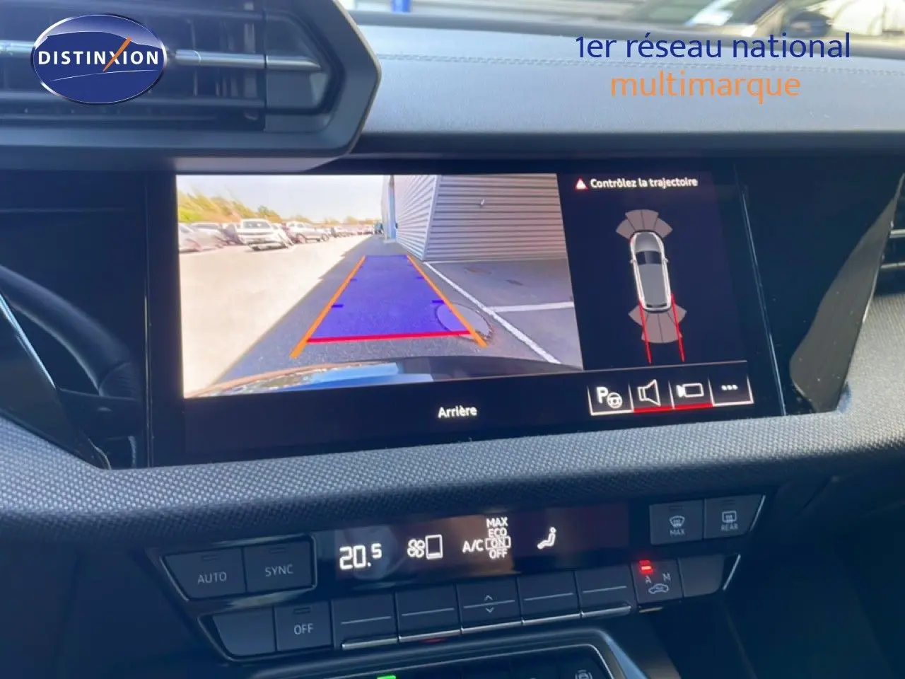 Écran central montrant la caméra de recul et l'affichage du tableau de bord d'une Audi A3 Sportback noire, vue intérieure.