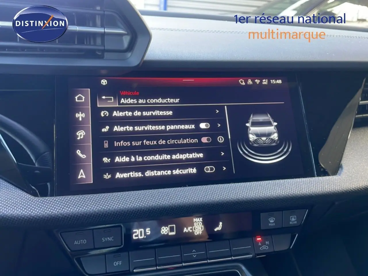 Écran central tactile de l’Audi A3 Sportback 2025, affichant les aides à la conduite, intérieur noir.