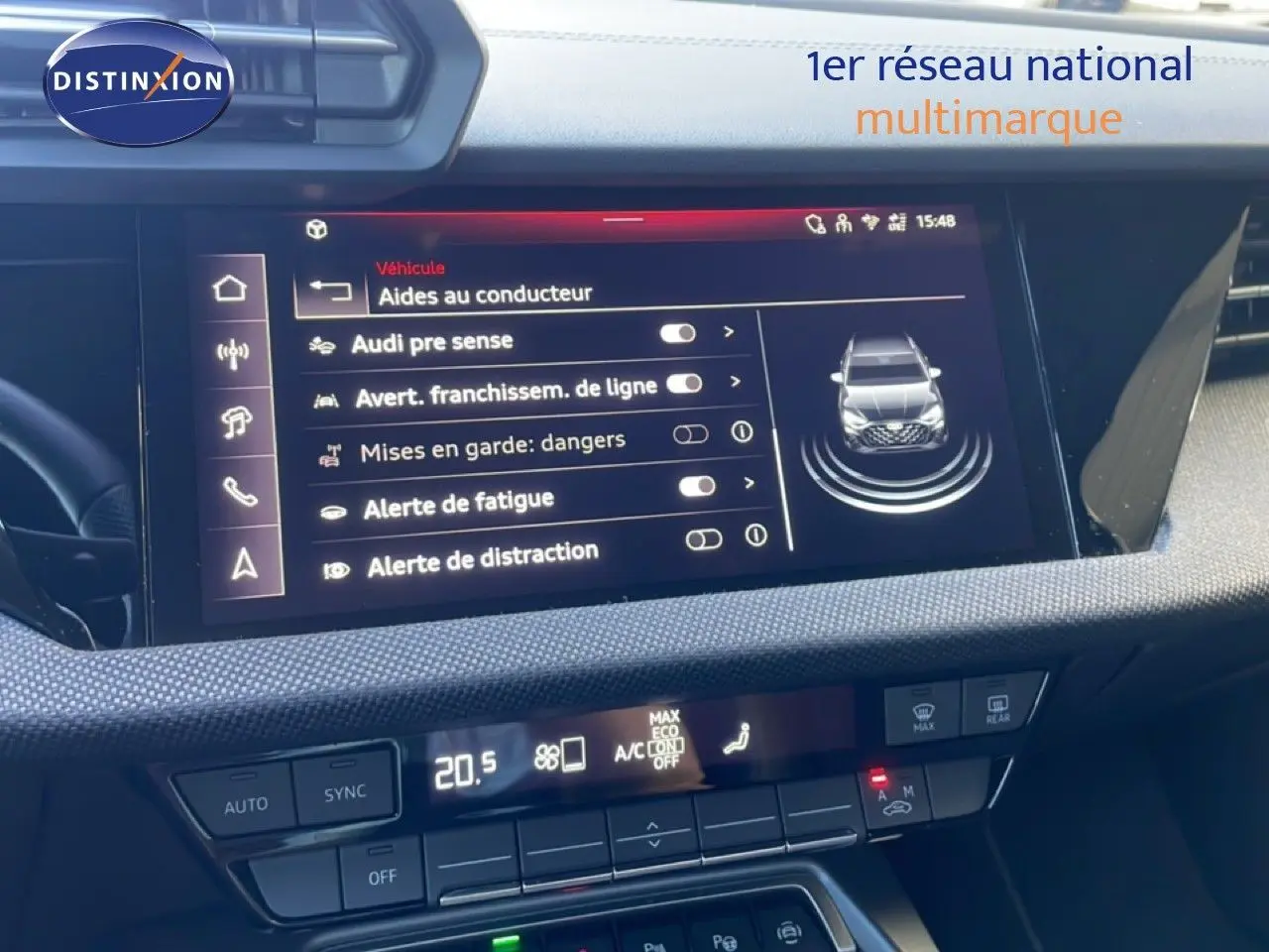 Intérieur de l'Audi A3 Sportback 2025, écran central affichant les aides à la conduite, finition noire et moderne.