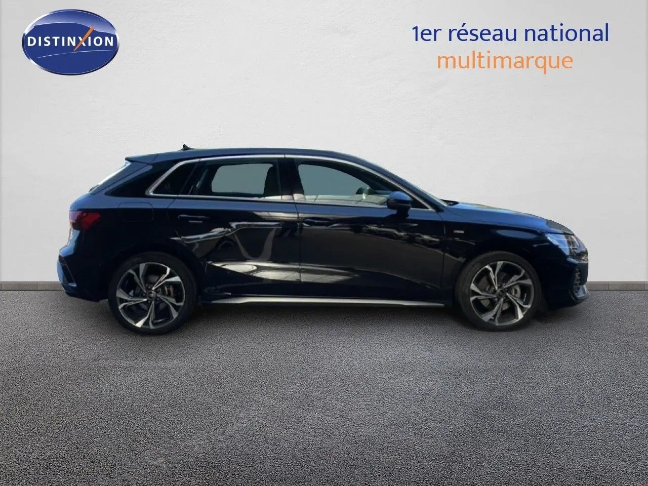 Audi A3 Sportback 2025 noir mito metal vue de profil côté gauche, avec jantes alliage et finition S-Line.