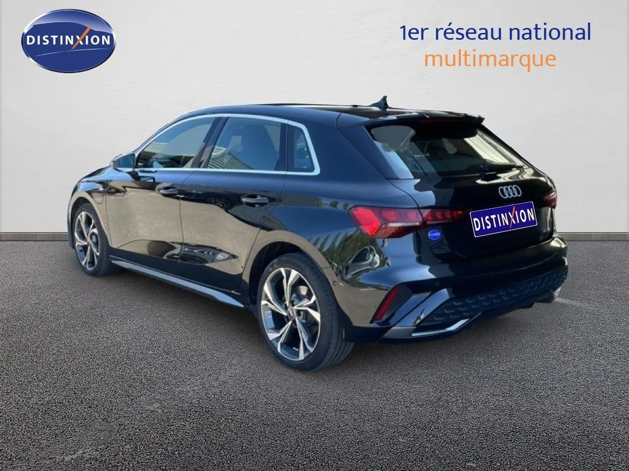 Audi A3 Sportback noir mito metal vue 3/4 arrière droit, soulignant ses jantes alliage et son hayon compact.