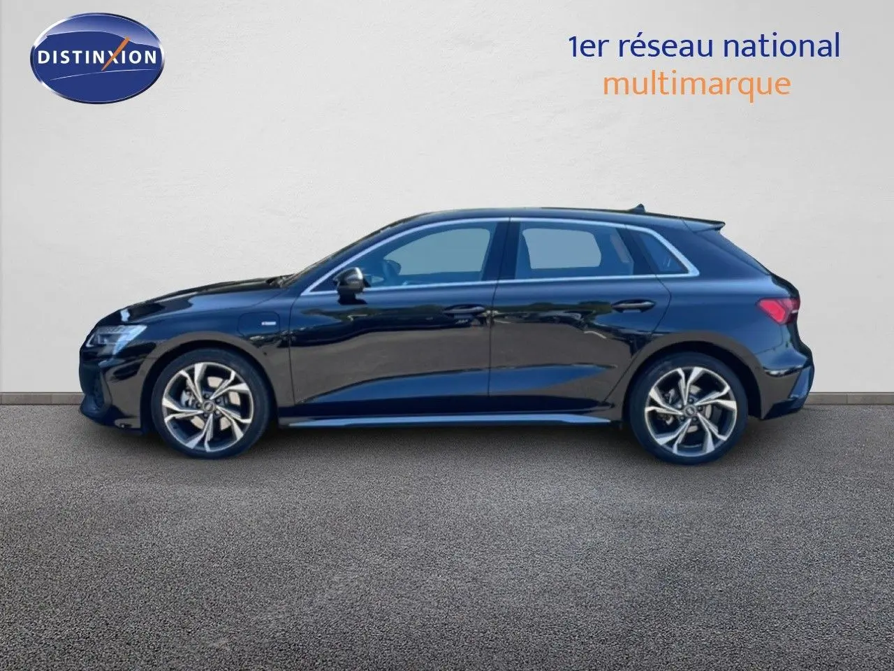 Profil côté gauche d'une Audi A3 Sportback 40 TFSIe hybride rechargeable noire Mito Metal, finition S-Line, roues alliage 18 pouces.