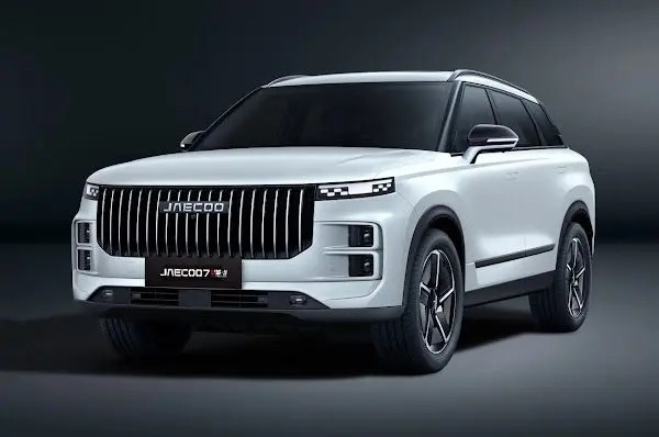 Vue 3/4 avant du SUV JAECOO J7 PHEV blanc khaki avec calandre verticale noire et phares LED distinctifs.