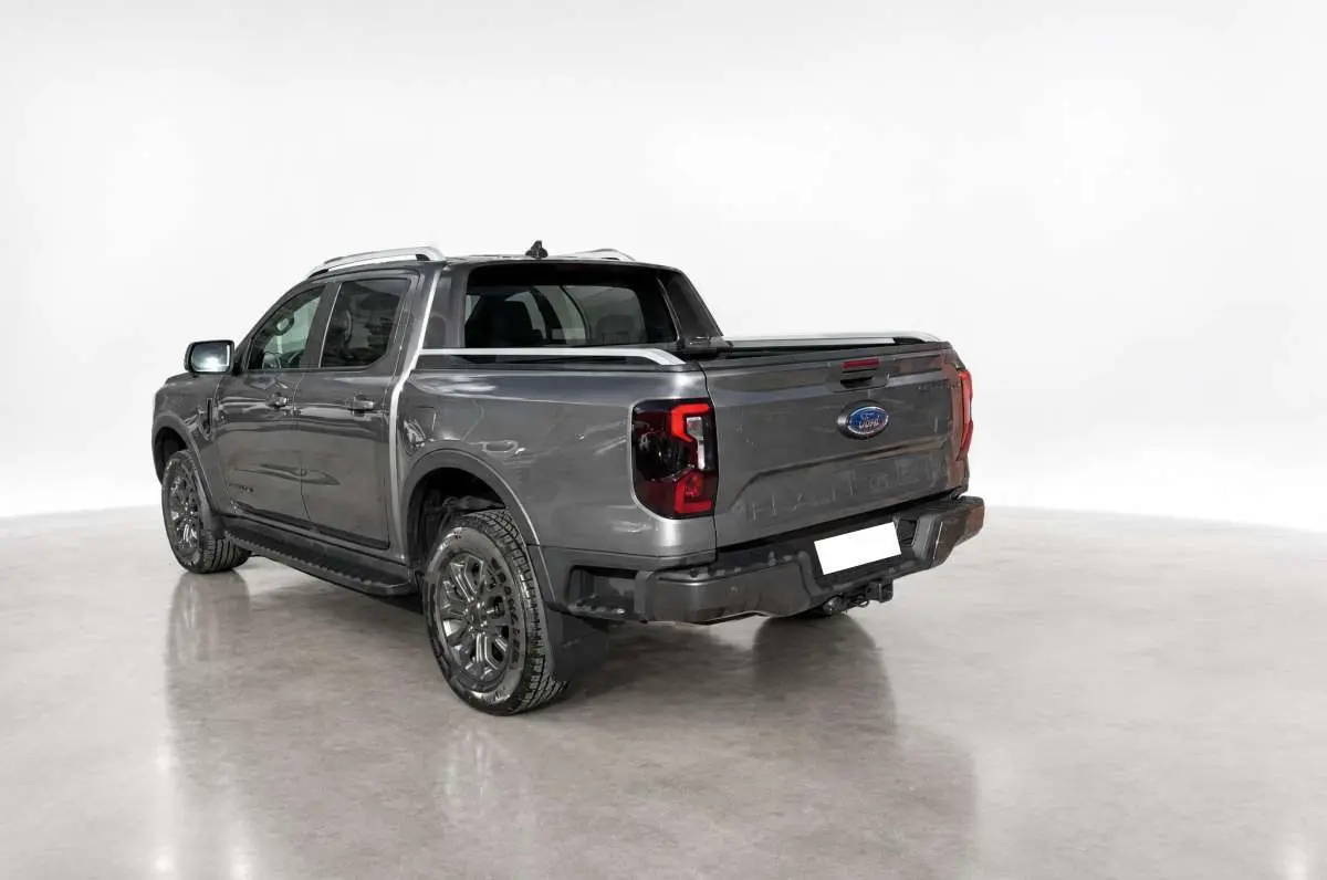 Ford Ranger 2.0 Wildtrak gris carbone vu 3/4 arrière droit avec arceau sport et jantes alu 18 pouces.