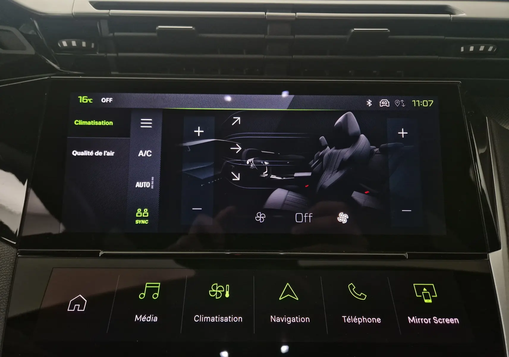 Écran tactile intérieur du Peugeot 308 2025 montrant les réglages de climatisation avec interface moderne noire et verte.