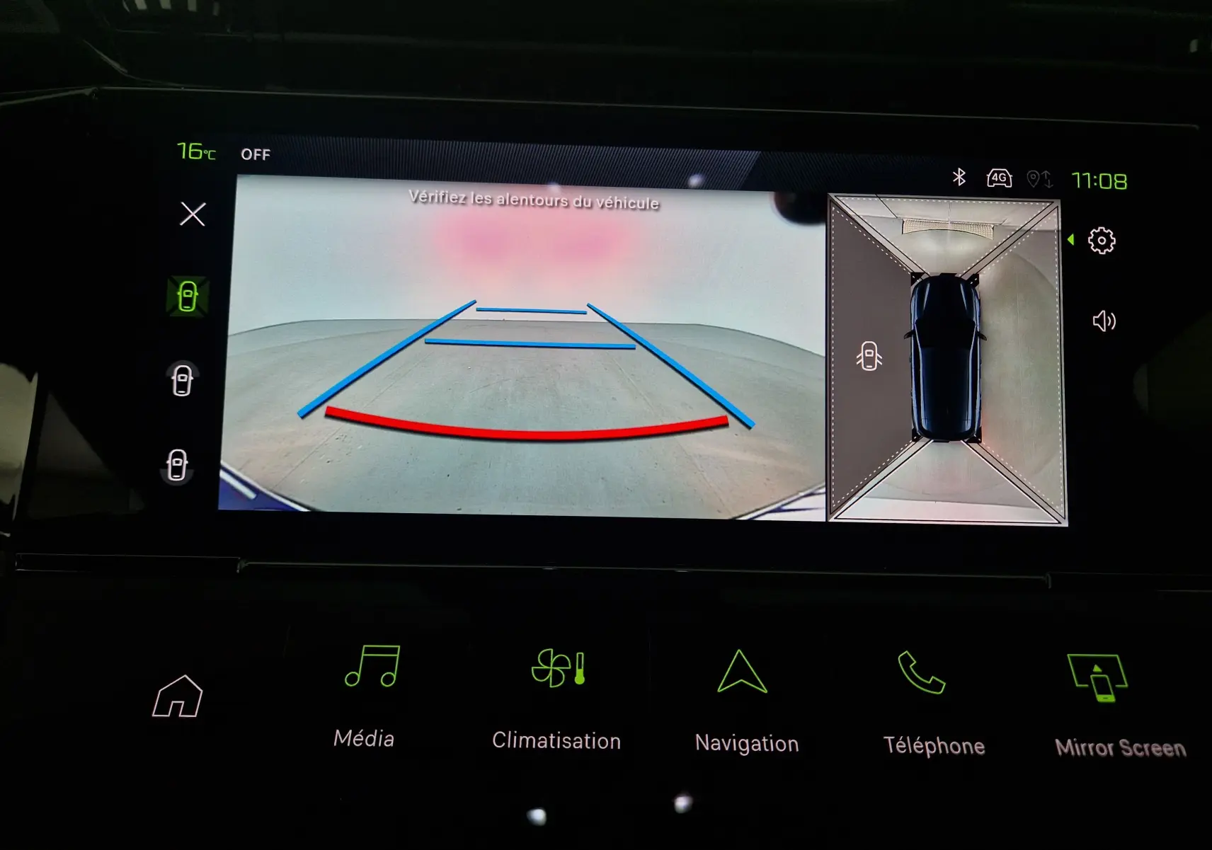 Écran intérieur montrant la caméra de recul et la vue 360° du Peugeot 308 blanc Okenite, tableau de bord moderne.