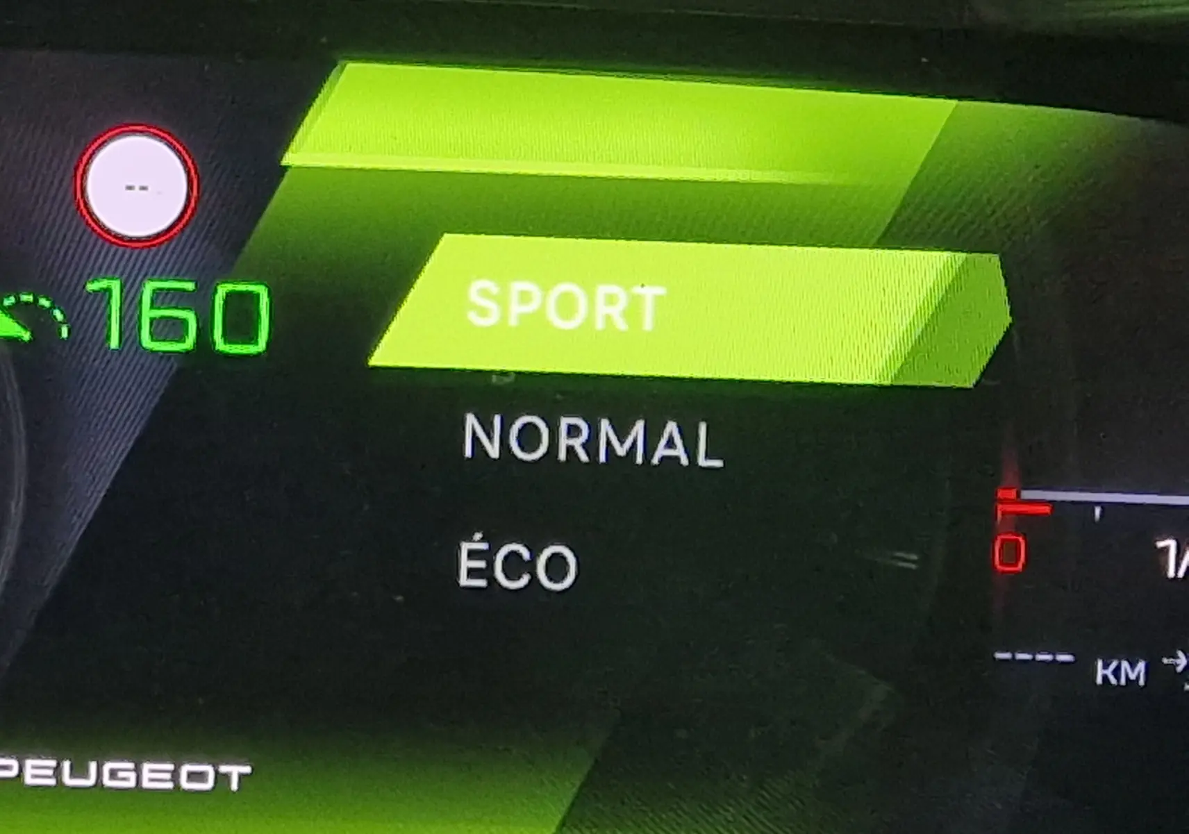 Affichage numérique du mode de conduite Sport sur le tableau de bord d'une Peugeot 308 blanche vue de face.