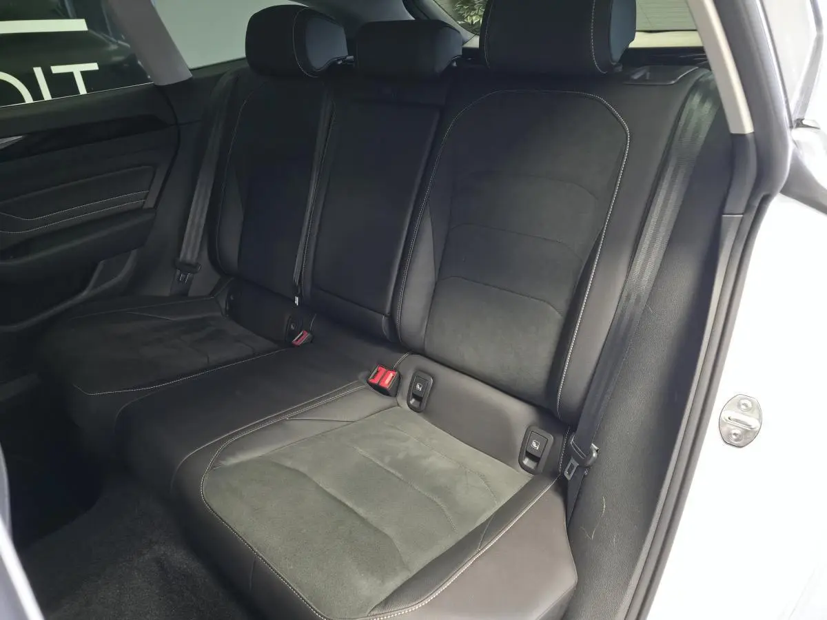 Vue intérieure côté droit des sièges arrière noirs en microfibre et cuir du Volkswagen Artéon Shooting Brake blanc 2024.